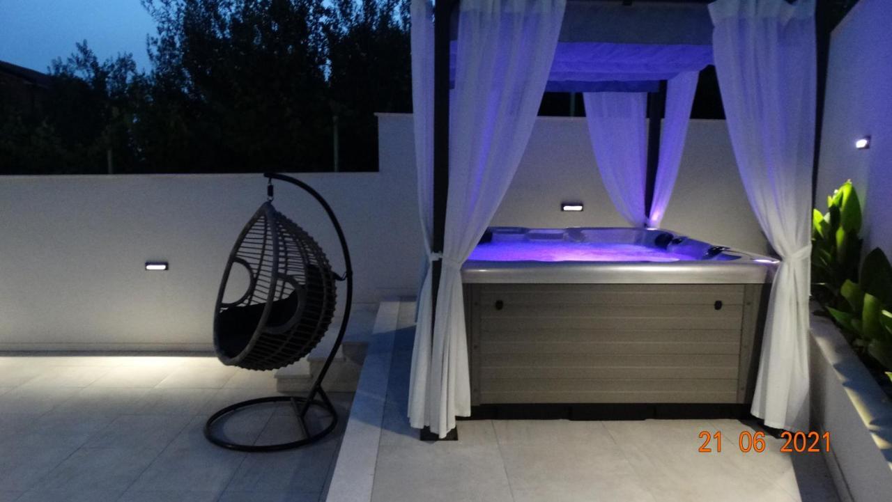Luxury Villa Lorena With Heated Pool, Jacuzzi,Sauna And Seaview 茨里克韦尼察 外观 照片